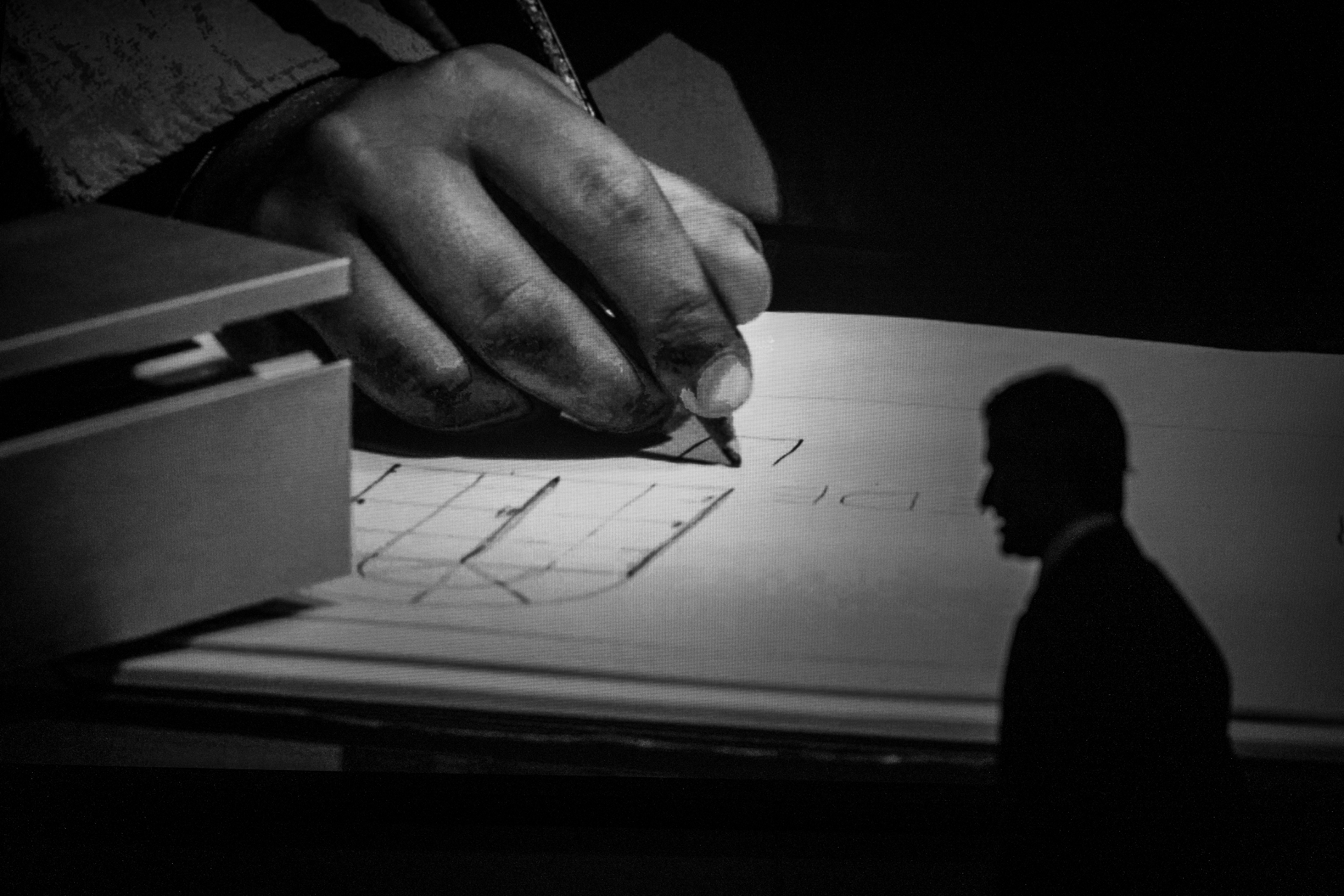 Luigi disegna il progetto a mano